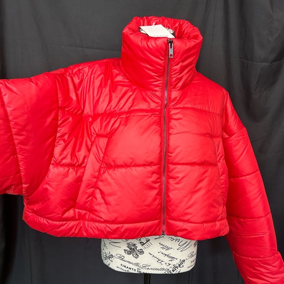 NWT Montana red crop puffer jacket - a great statement piece from De Base. - Picture 2 of 5